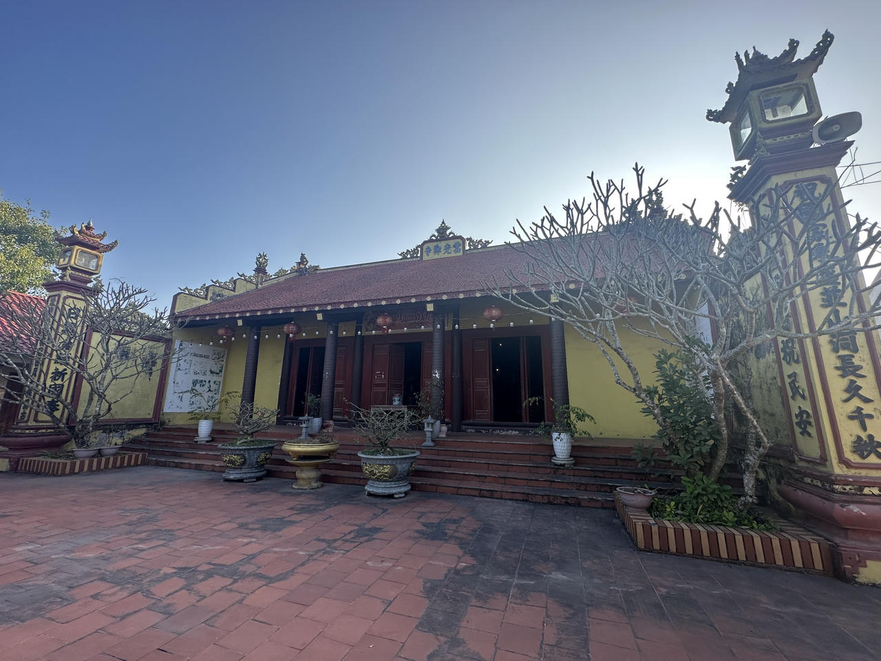 Ngôi đền độc nhất vô nhị xây hoàn toàn bằng đá, không mái che