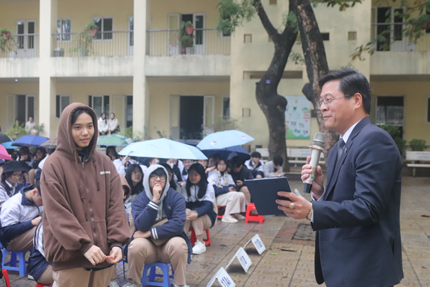 Bổ ích và hấp dẫn “Phiên tòa giả định” tại Trường THPT Nguyễn Gia Thiều 