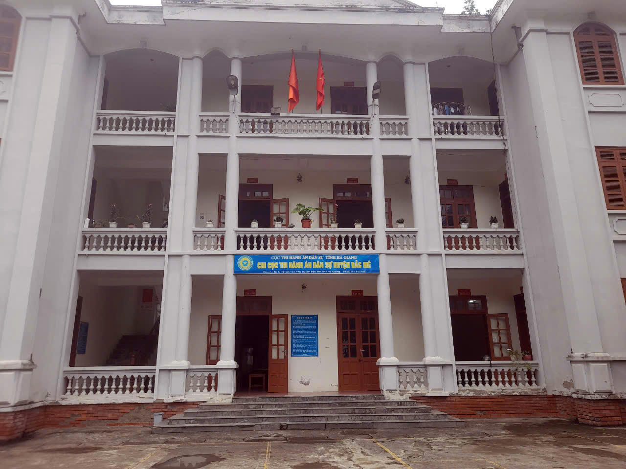 Lội suối, vượt sông vận động thuyết phục đương sự tự nguyện thi hành án