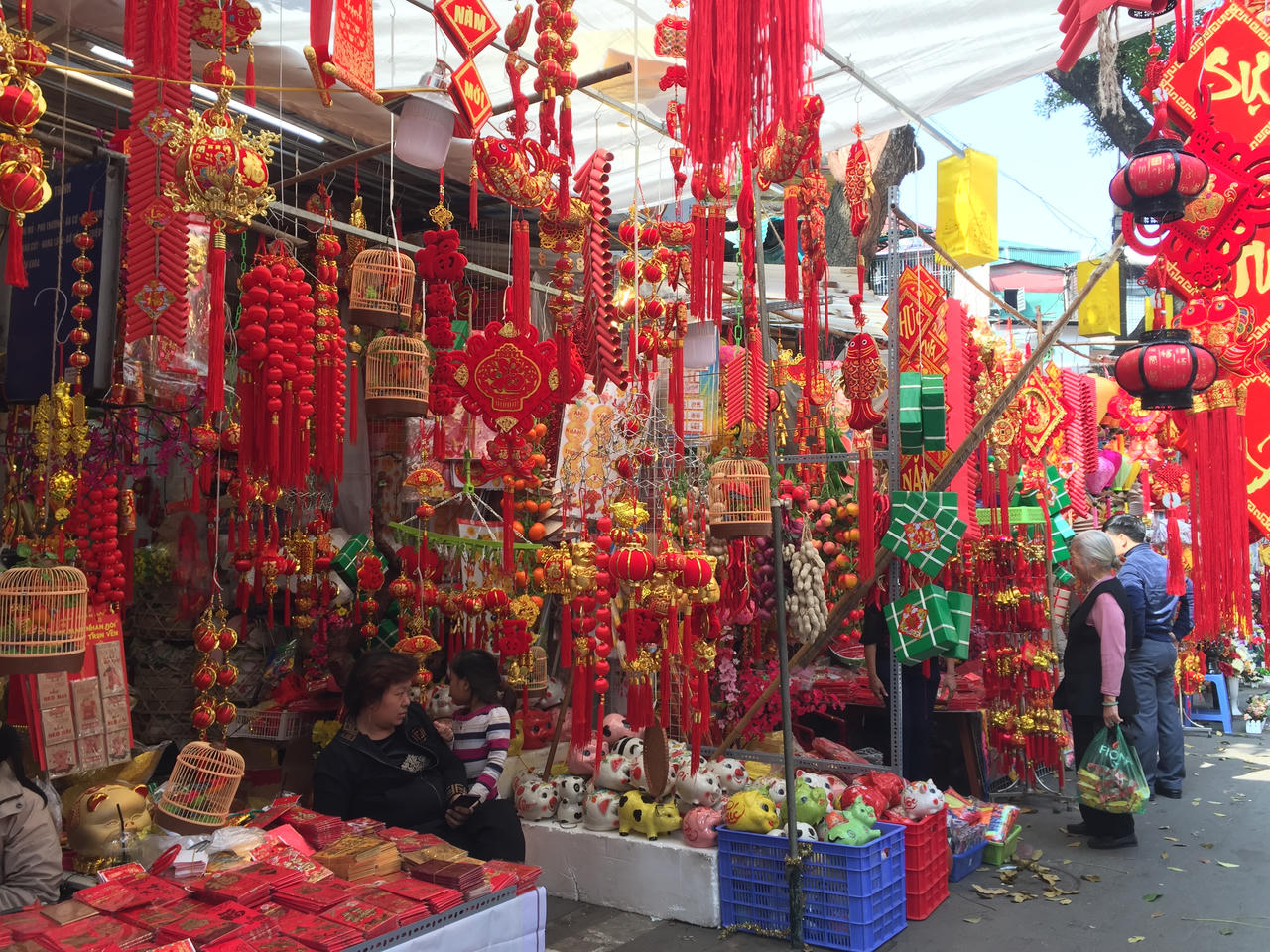 Đặc sắc chợ hoa Tết trăm năm trong lòng phố cổ Hà Nội