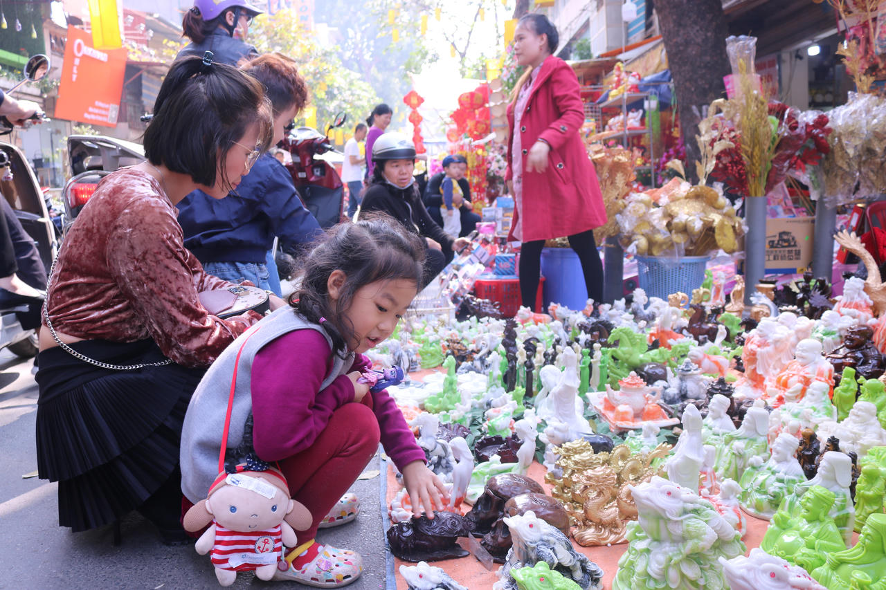 Đặc sắc chợ hoa Tết trăm năm trong lòng phố cổ Hà Nội