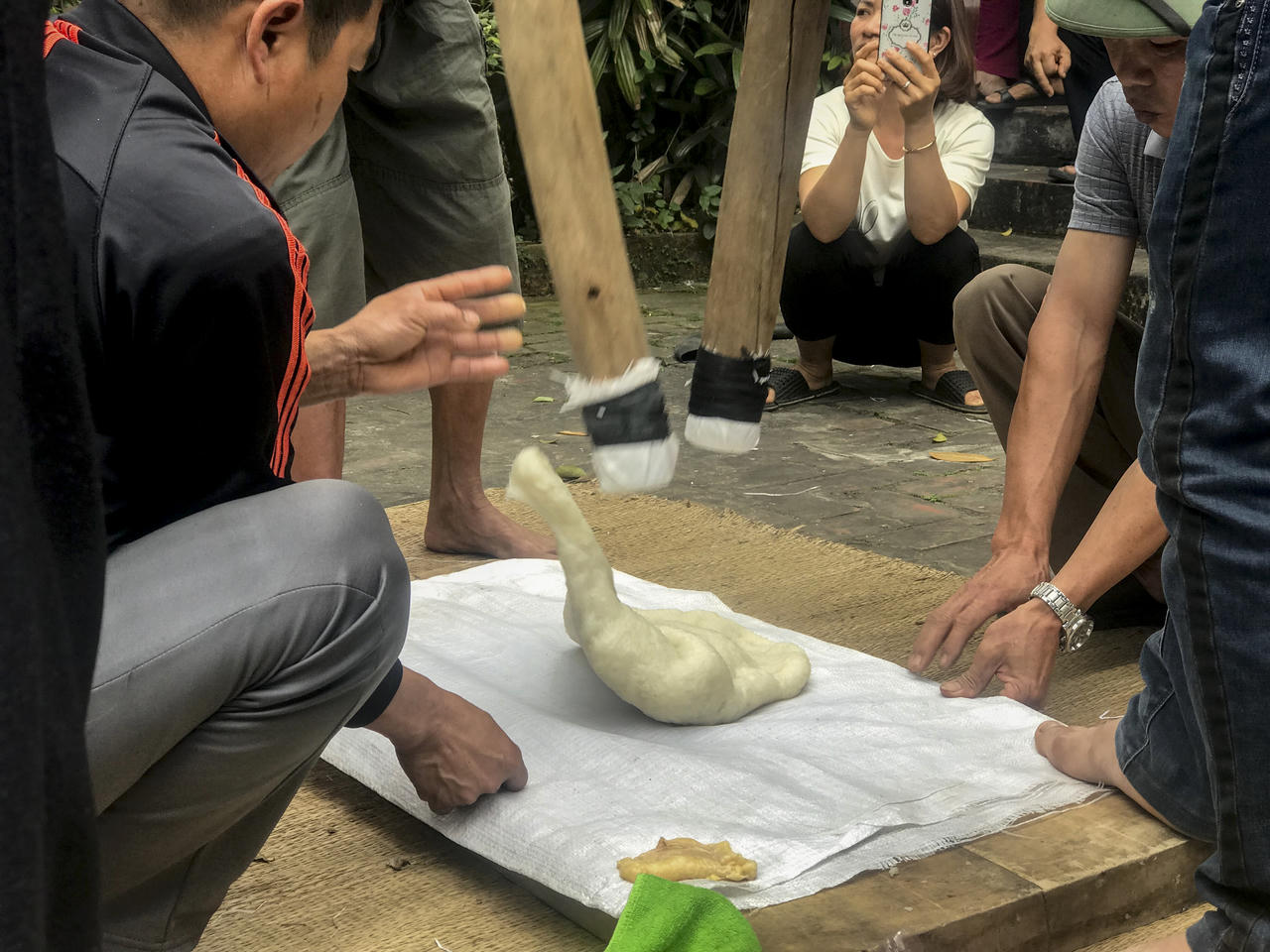 Thiêng liêng tục giã bánh dày dâng nữ tướng ở Phú Thọ