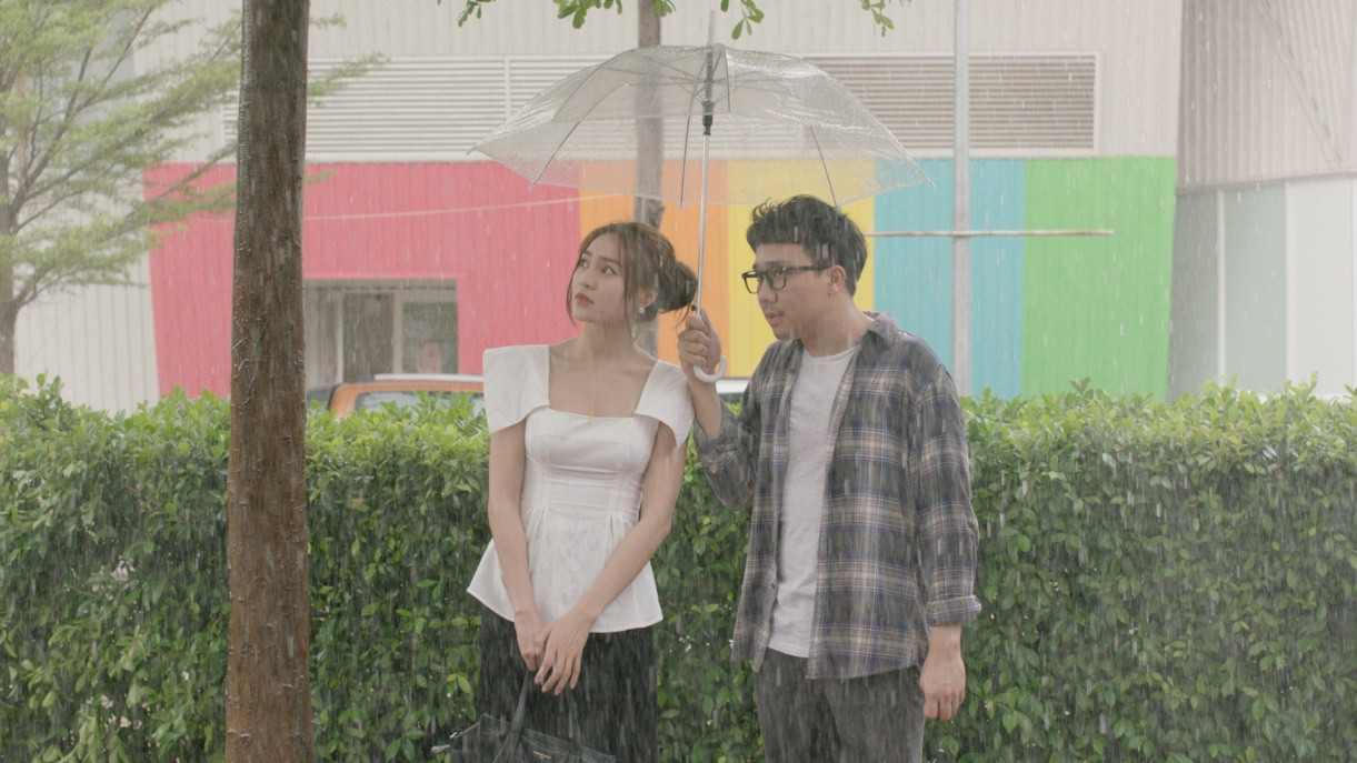 Lùm xùm về cạnh tranh giúp 'Cua lại vợ bầu' cán mốc 100 tỷ đồng?