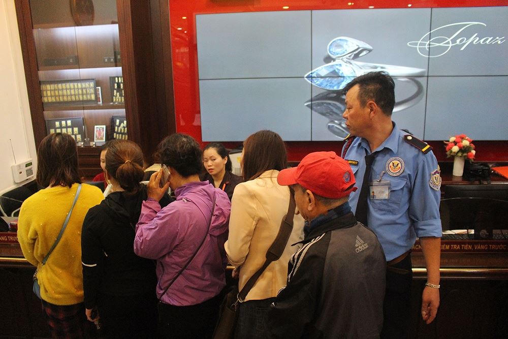 Người Hà Nội xếp hàng từ sáng sớm chờ mua vàng ngày vía Thần Tài