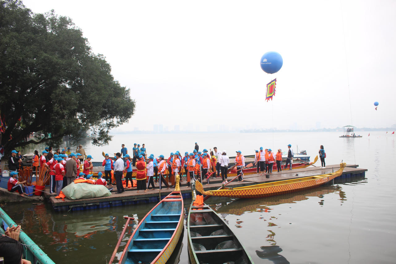 Hồ Tây sôi động trong Lễ hội Bơi chải Thuyền rồng Hà Nội mở rộng năm 2019