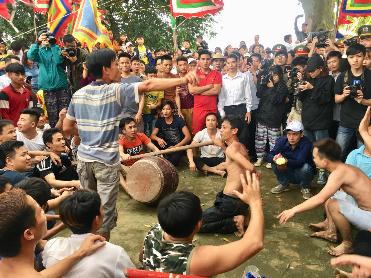 Người dân Hiền Quan đánh trống, gào thét, ngồi ăn vạ vì không được cướp phết