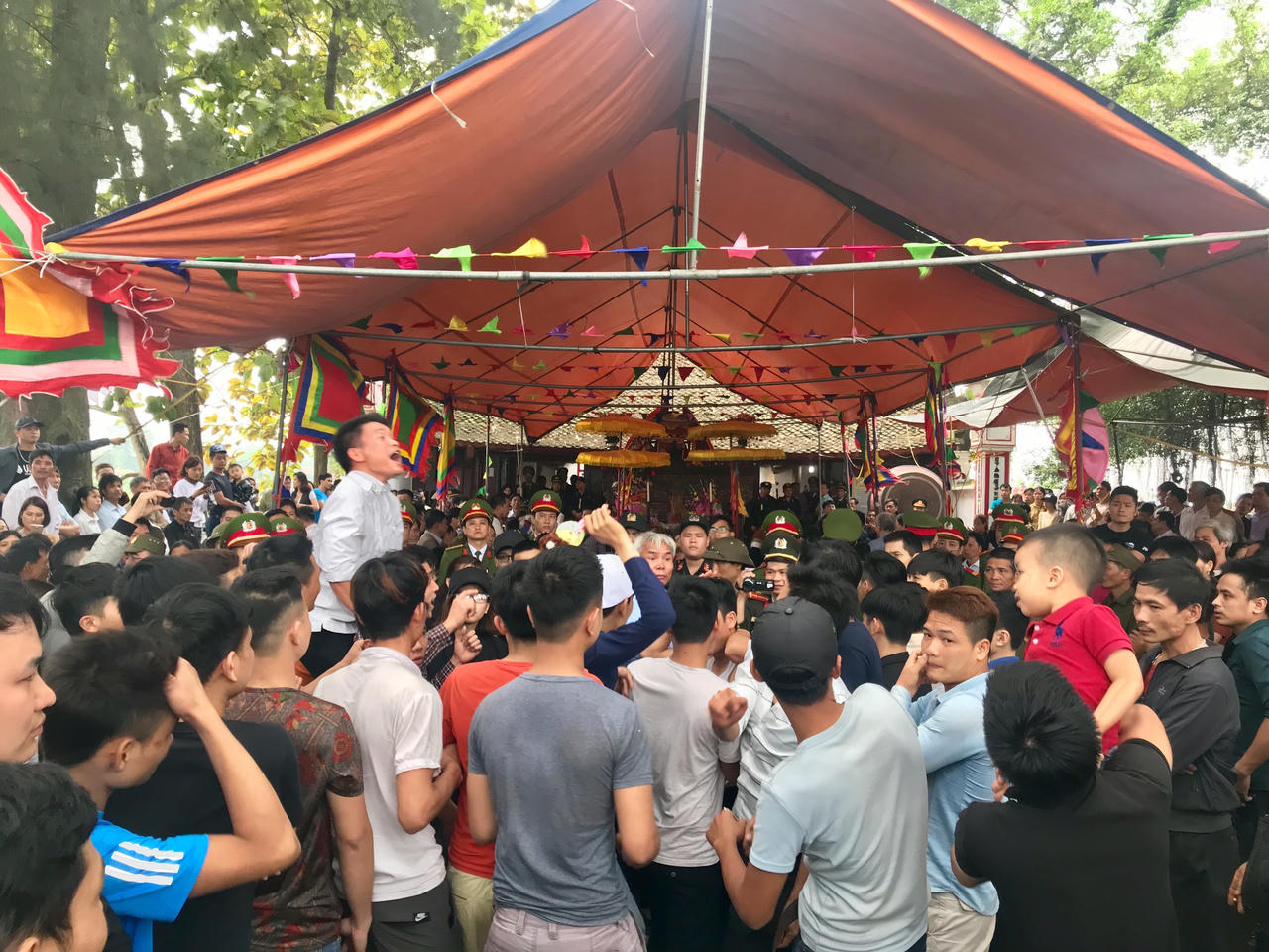 Người dân Hiền Quan đánh trống, gào thét, ngồi ăn vạ vì không được cướp phết