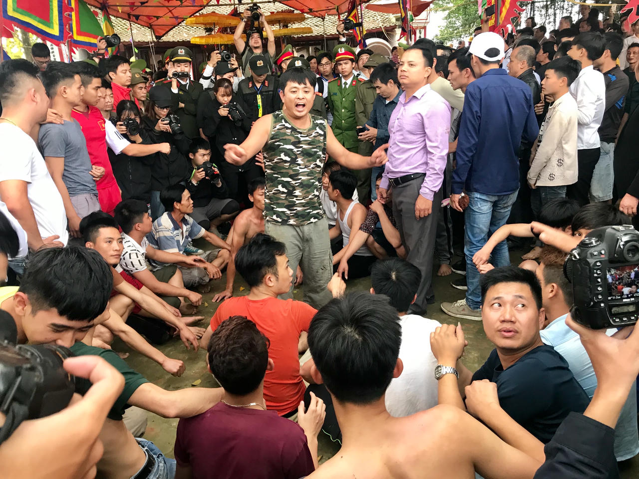 Người dân Hiền Quan đánh trống, gào thét, ngồi ăn vạ vì không được cướp phết