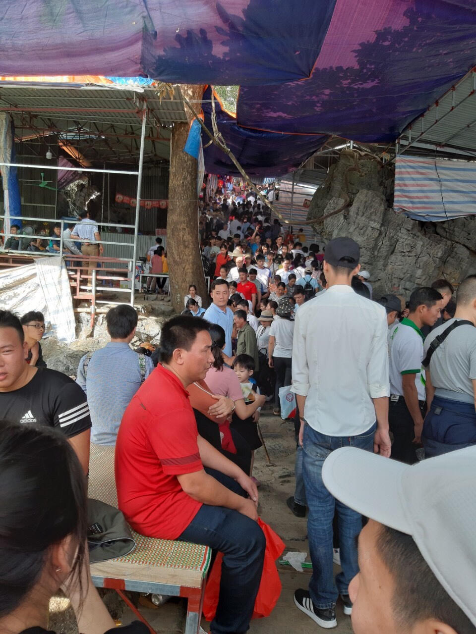 Cảnh giác bà hỏa hỏi thăm vì đốt vàng mã trong những ngày hội Xuân