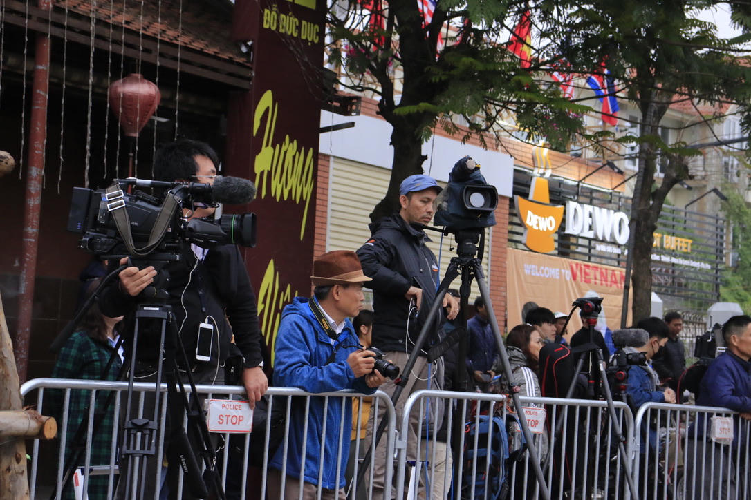 Truyền thông “nín thở” đợi ông Donald Trump trước khách sạn JW Marriott