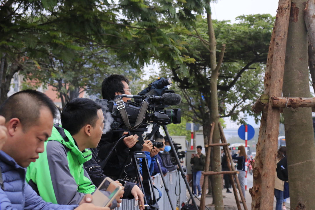 Truyền thông “nín thở” đợi ông Donald Trump trước khách sạn JW Marriott