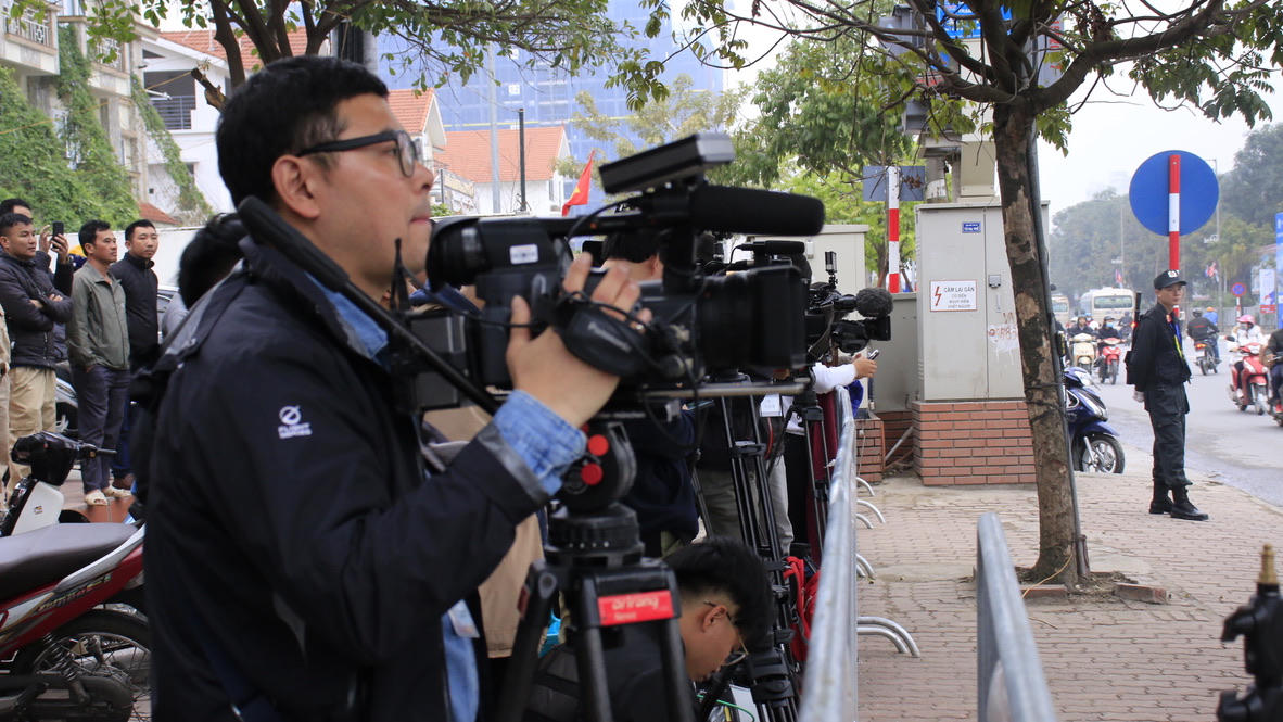 Truyền thông “nín thở” đợi ông Donald Trump trước khách sạn JW Marriott