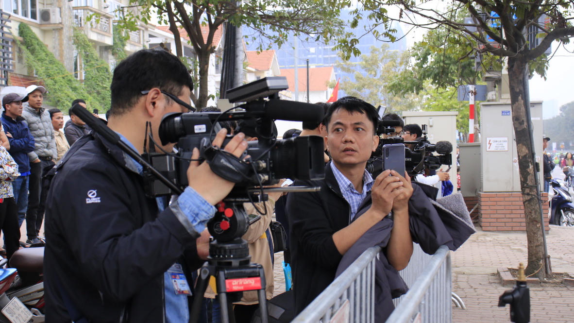 Truyền thông “nín thở” đợi ông Donald Trump trước khách sạn JW Marriott