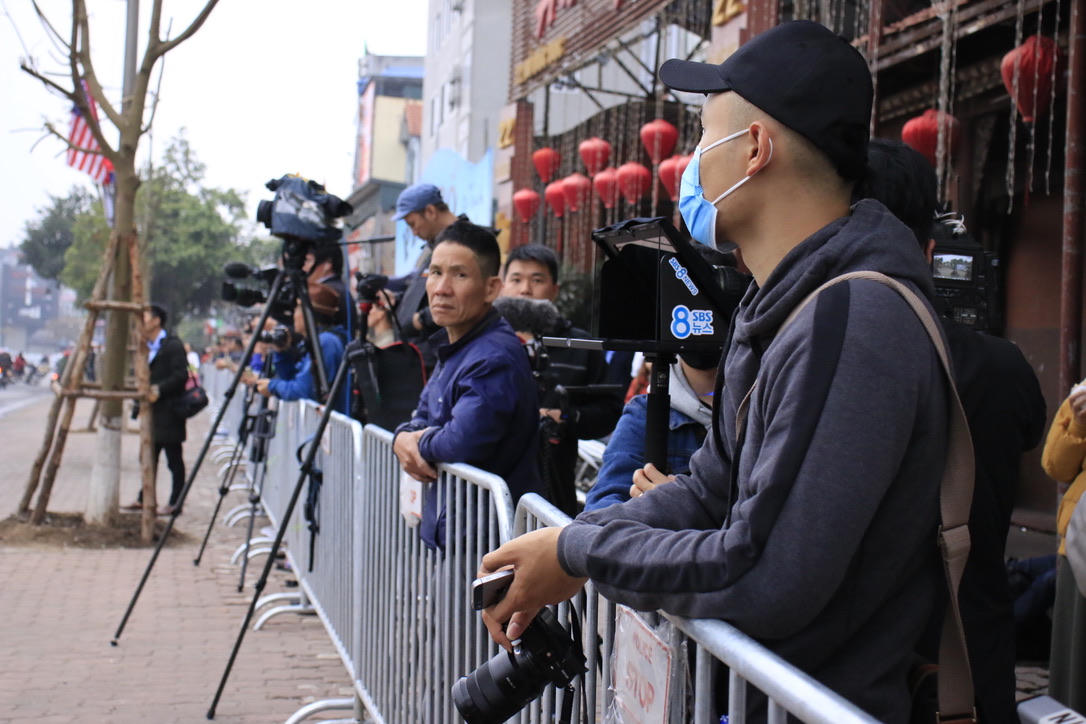 Truyền thông “nín thở” đợi ông Donald Trump trước khách sạn JW Marriott