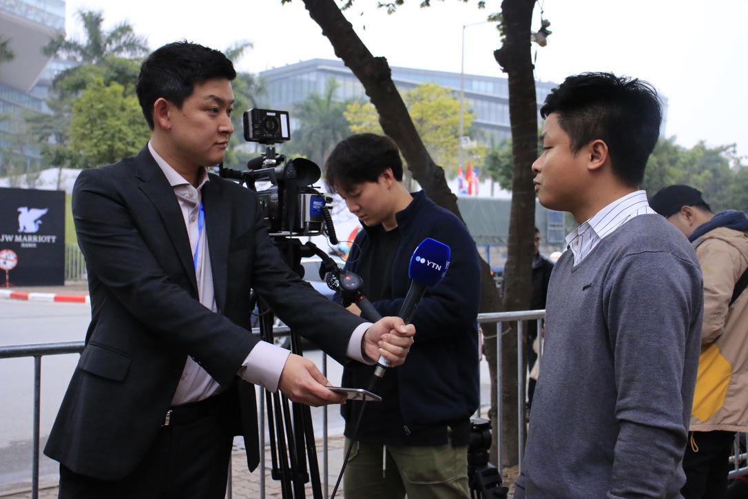 Truyền thông “nín thở” đợi ông Donald Trump trước khách sạn JW Marriott