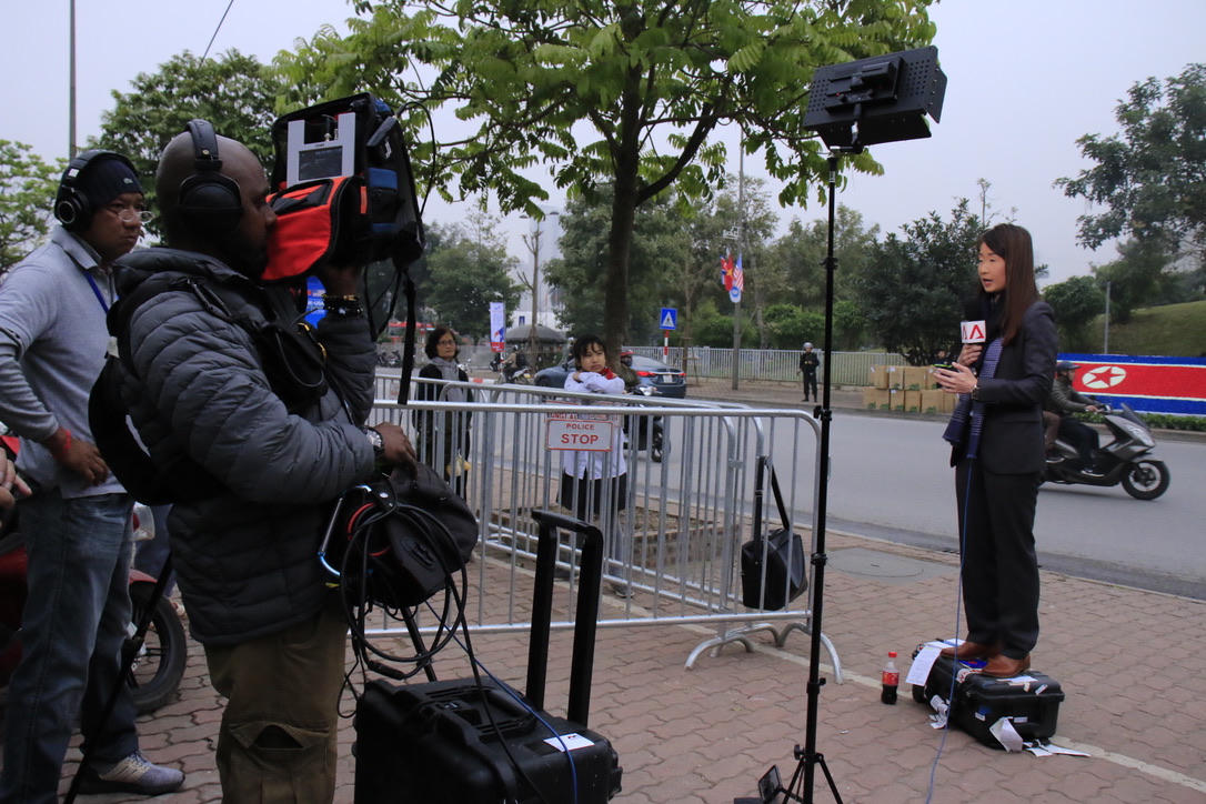 Truyền thông “nín thở” đợi ông Donald Trump trước khách sạn JW Marriott