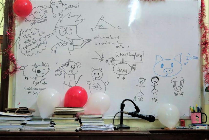 Chen chúc trong lớp học Toán của ông thầy không bao giờ viết kín bảng