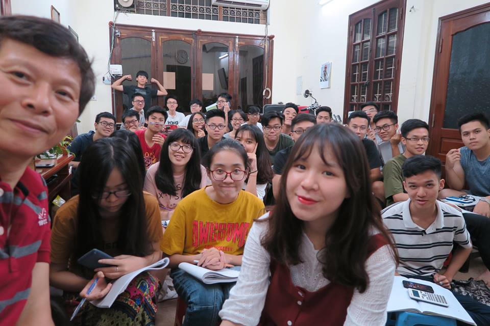 Chen chúc trong lớp học Toán của ông thầy không bao giờ viết kín bảng