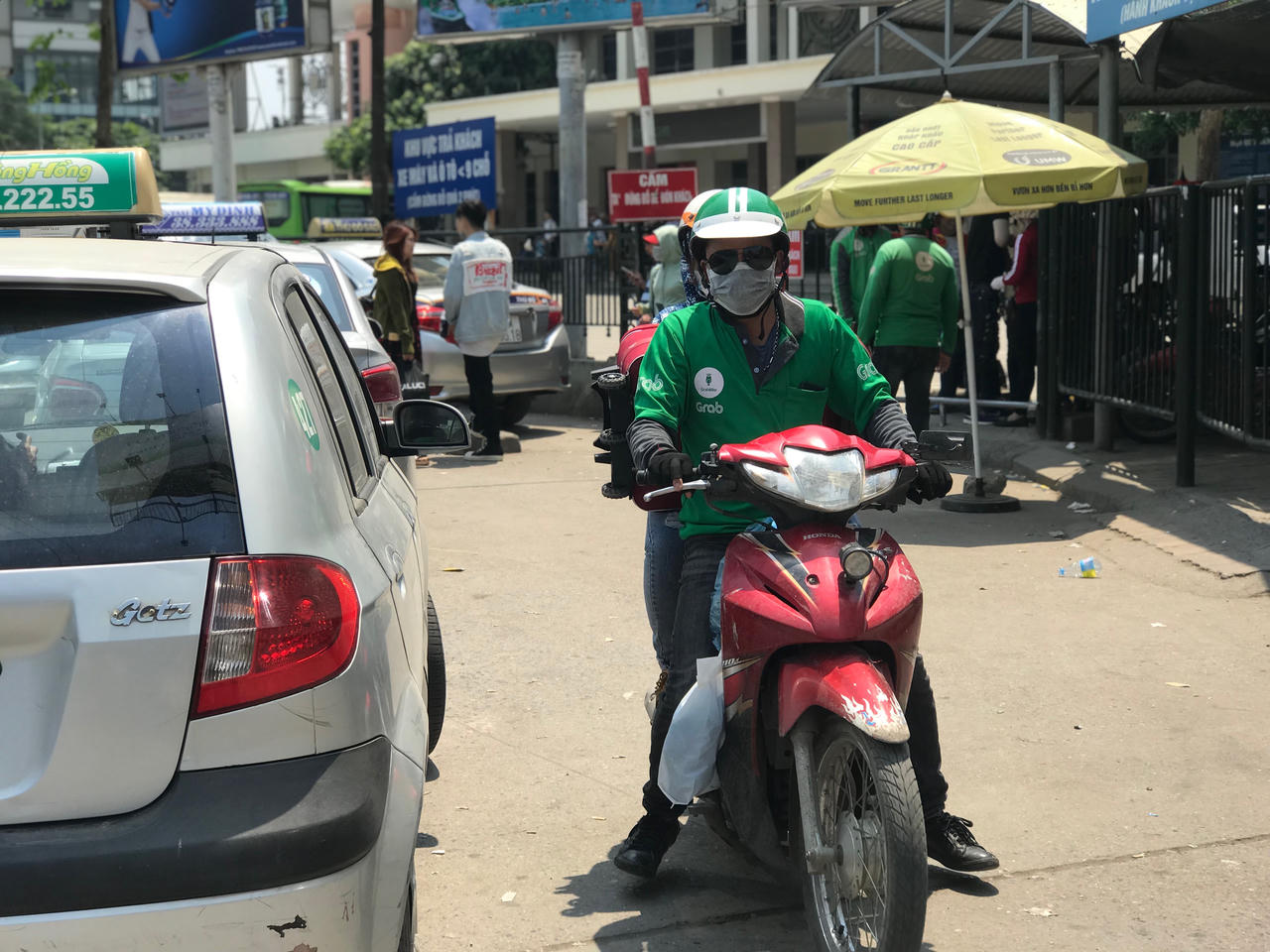 Người dân 'vật vã' mưu sinh dưới nắng nóng gay gắt đầu hè Hà Nội