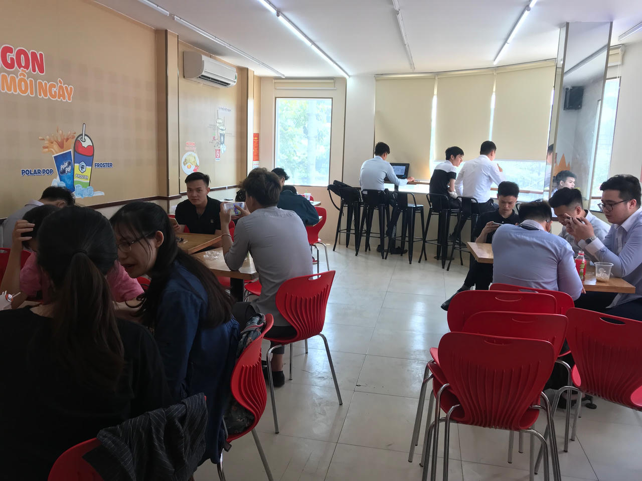 Người dân 'vật vã' mưu sinh dưới nắng nóng gay gắt đầu hè Hà Nội