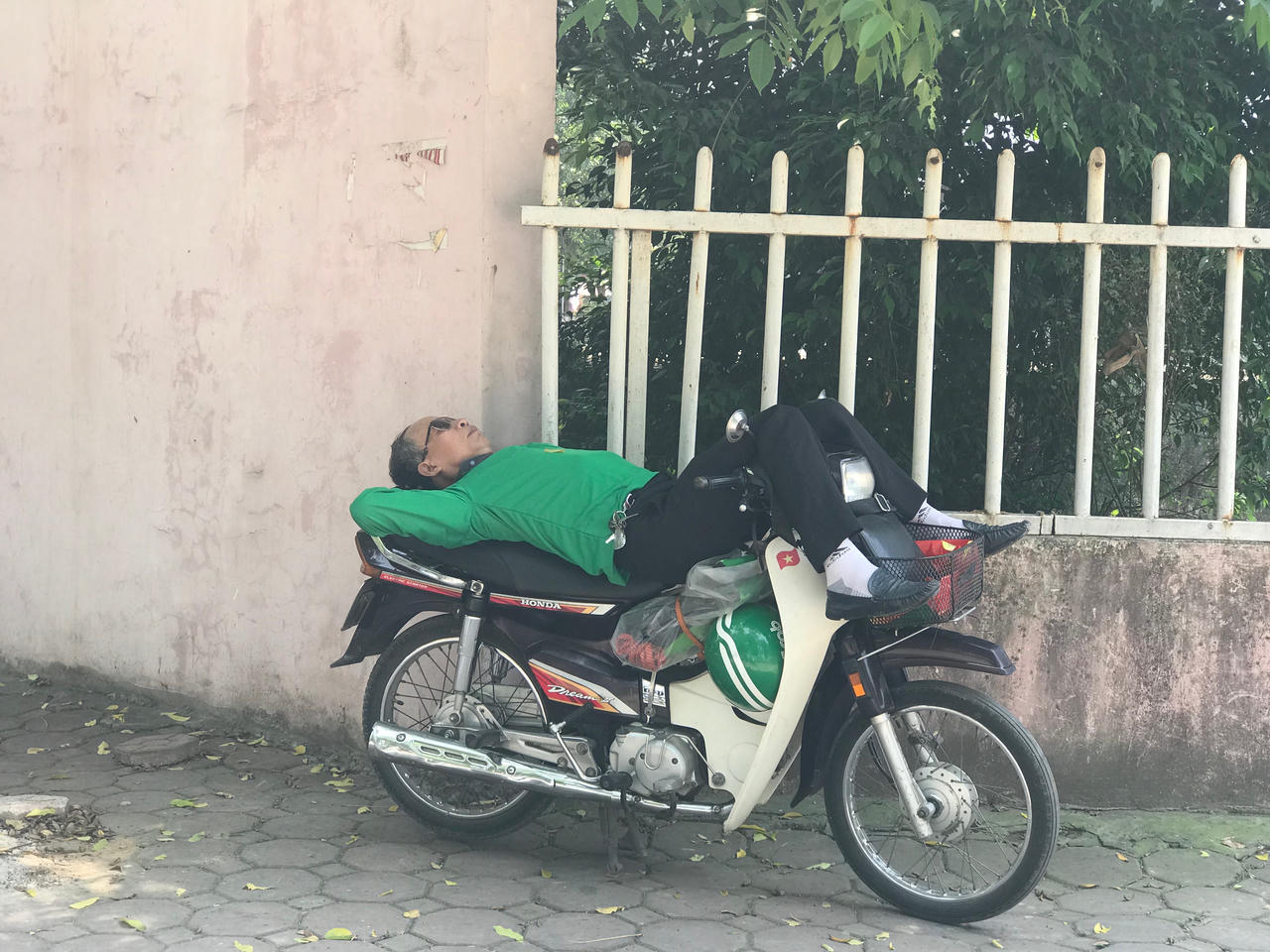 Người dân 'vật vã' mưu sinh dưới nắng nóng gay gắt đầu hè Hà Nội