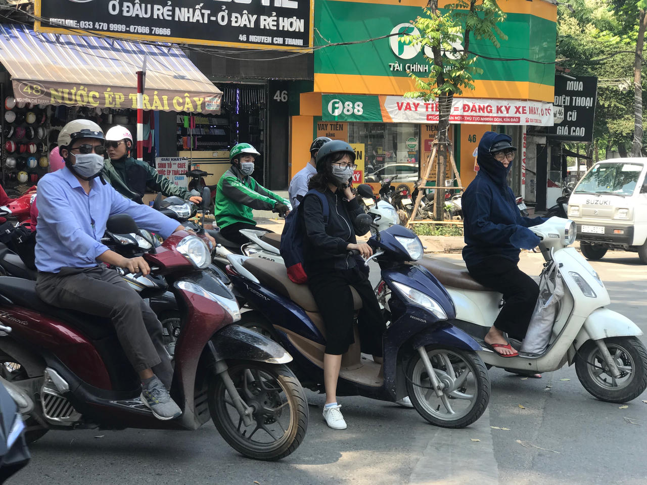 Người dân 'vật vã' mưu sinh dưới nắng nóng gay gắt đầu hè Hà Nội