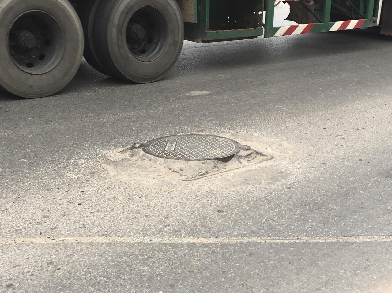 Rác thải xây dựng tràn lan đường Phạm Văn Đồng, Hà Nội