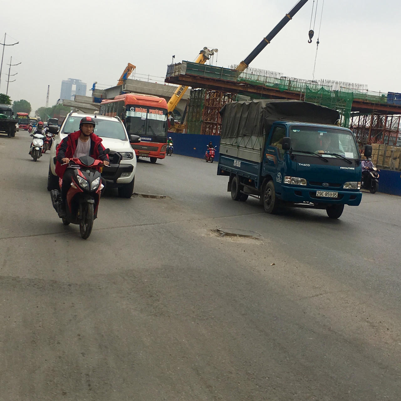 Rác thải xây dựng tràn lan đường Phạm Văn Đồng, Hà Nội