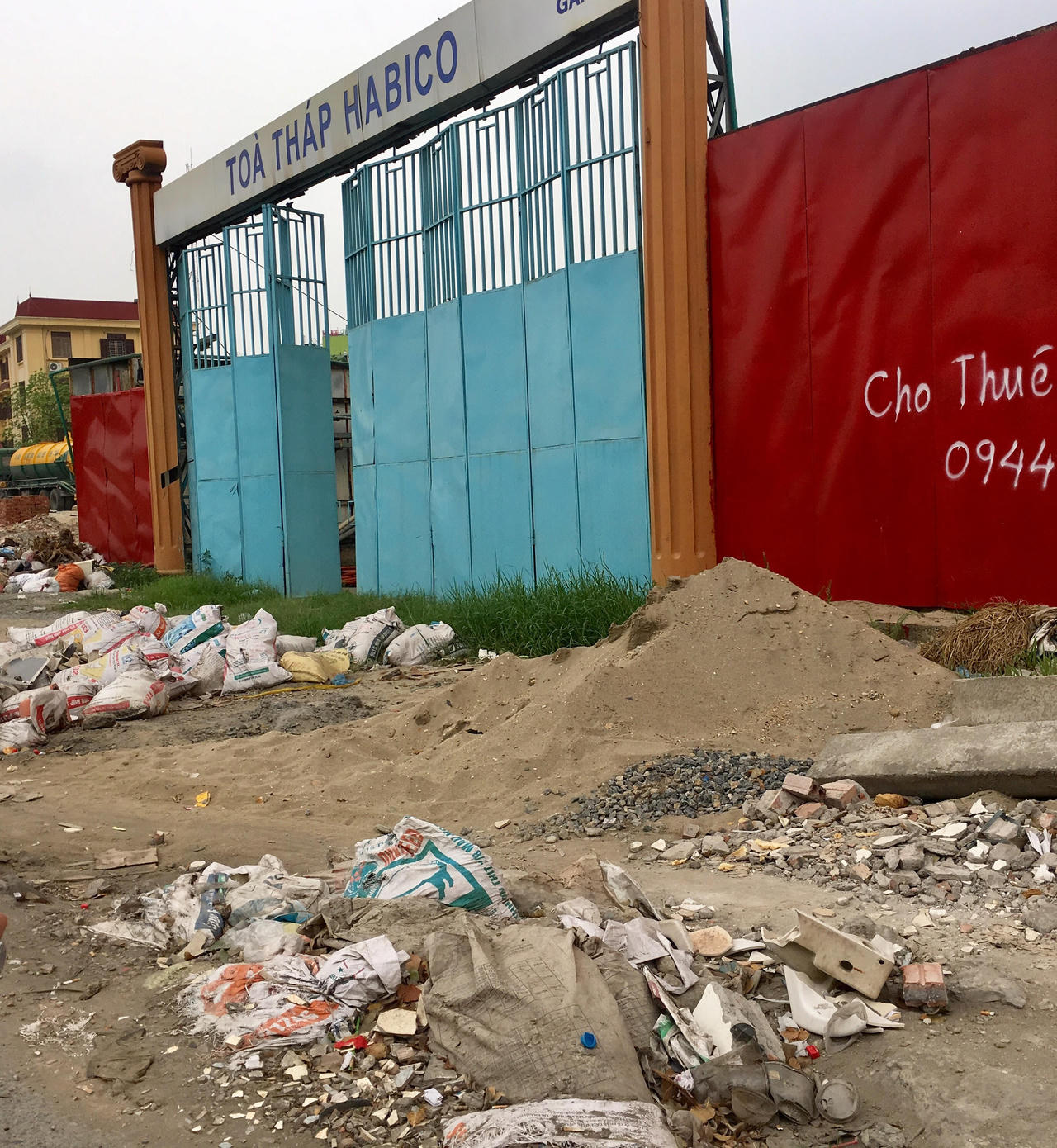 Rác thải xây dựng tràn lan đường Phạm Văn Đồng, Hà Nội