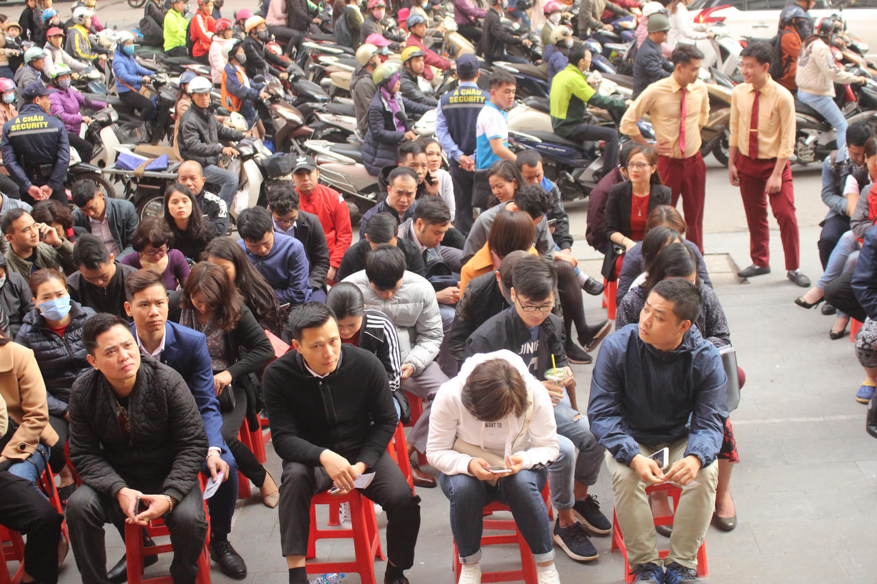 Người Hà Nội xếp hàng từ sáng sớm chờ mua vàng ngày vía Thần Tài