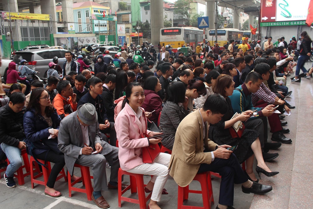 Người Hà Nội xếp hàng từ sáng sớm chờ mua vàng ngày vía Thần Tài