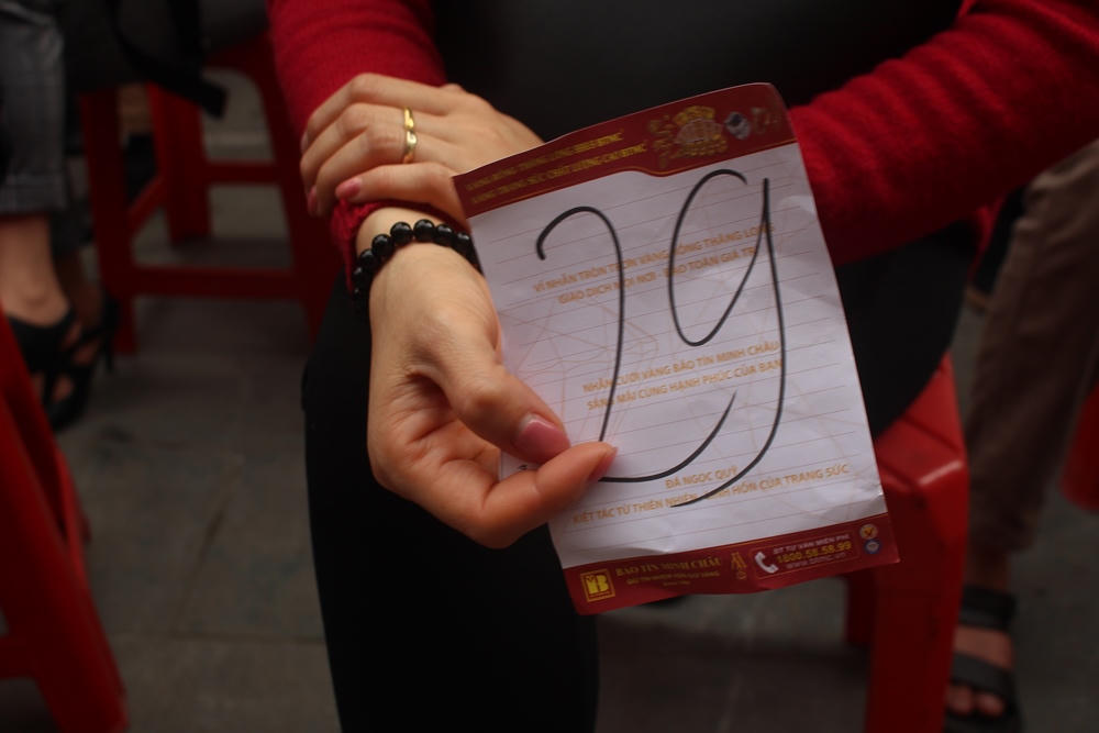 Người Hà Nội xếp hàng từ sáng sớm chờ mua vàng ngày vía Thần Tài