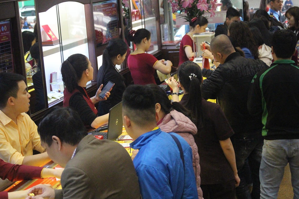 Người Hà Nội xếp hàng từ sáng sớm chờ mua vàng ngày vía Thần Tài