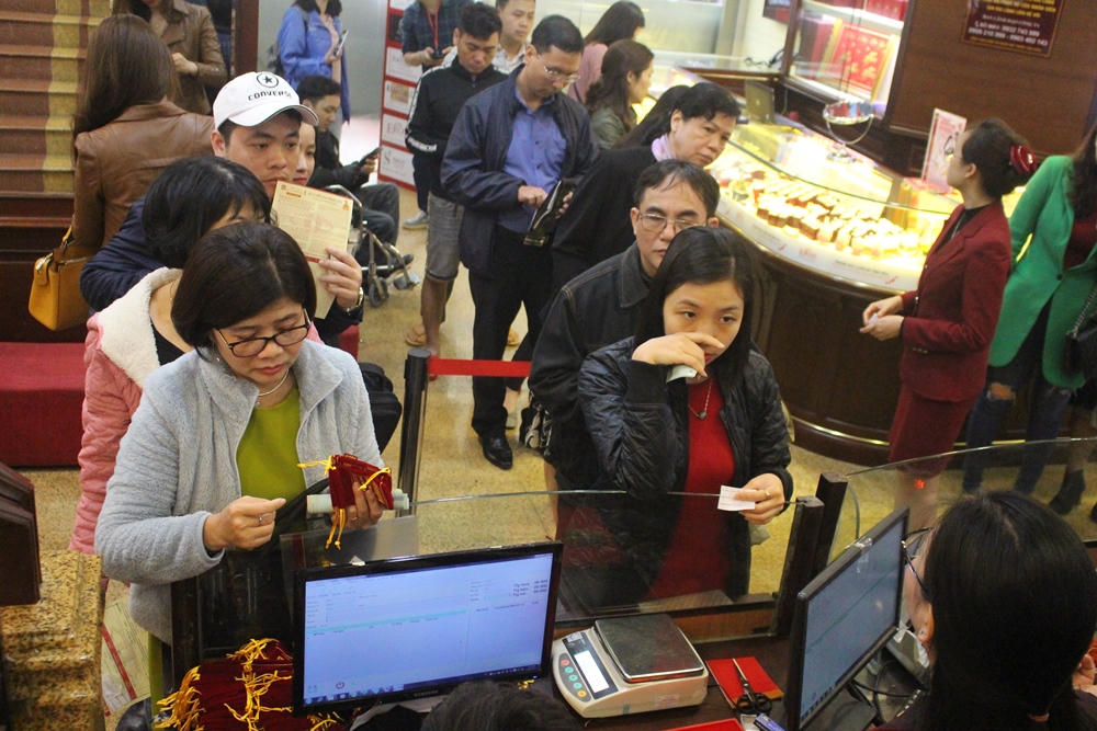 Người Hà Nội xếp hàng từ sáng sớm chờ mua vàng ngày vía Thần Tài