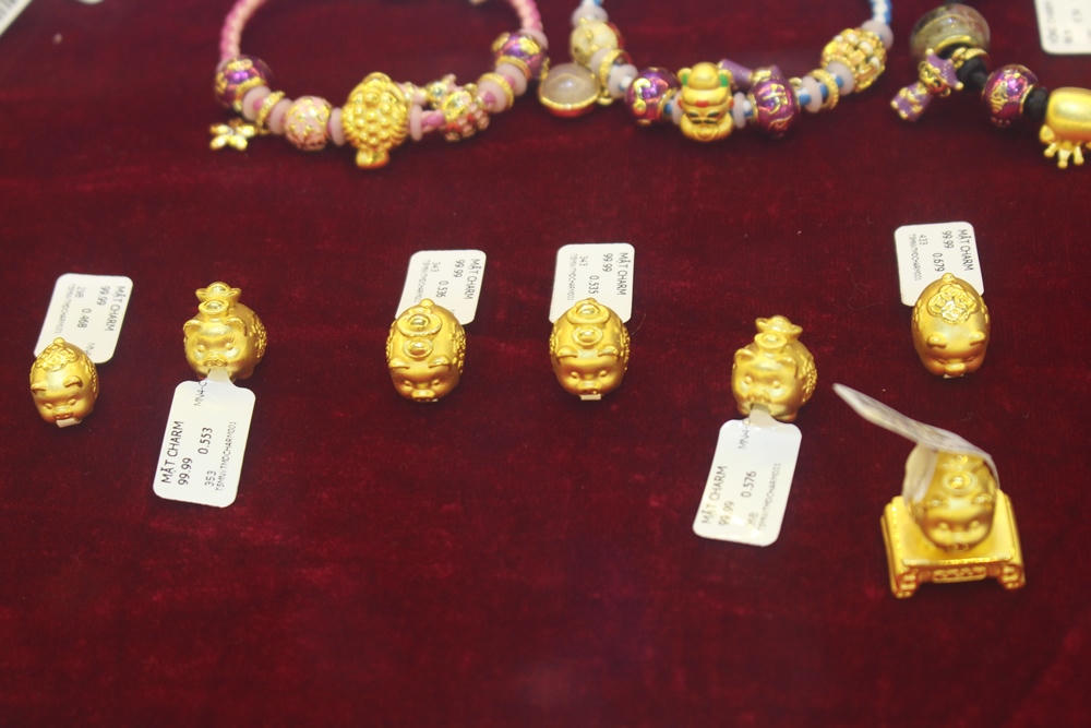 Người Hà Nội xếp hàng từ sáng sớm chờ mua vàng ngày vía Thần Tài