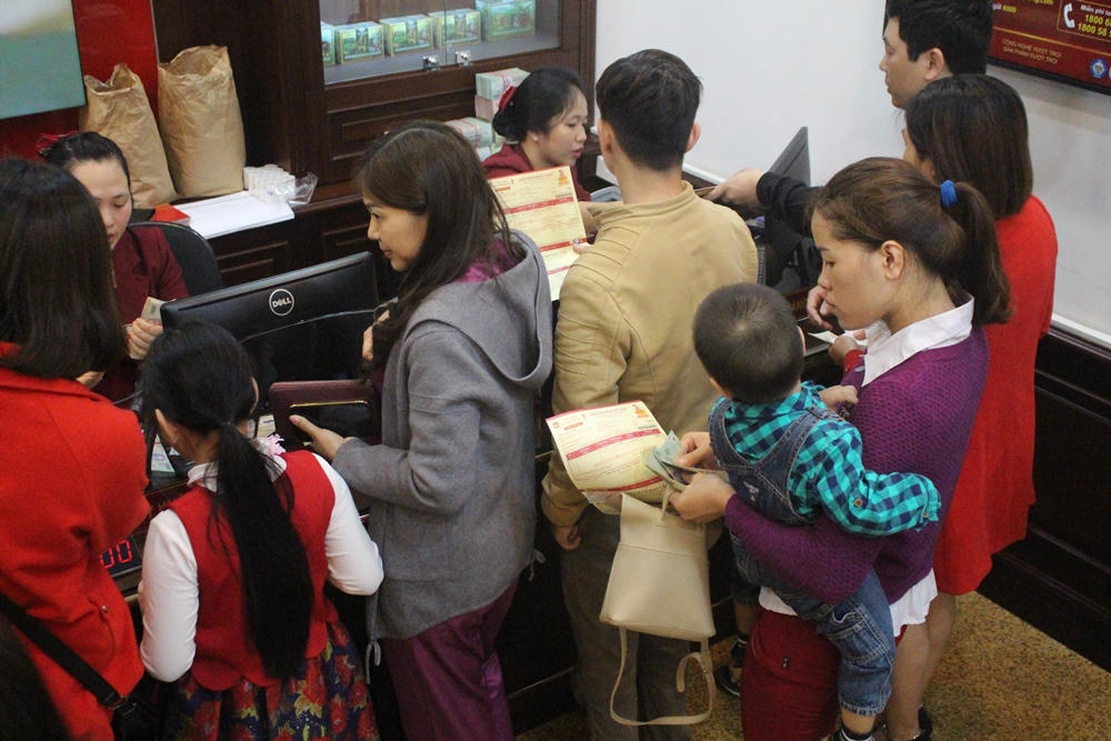 Người Hà Nội xếp hàng từ sáng sớm chờ mua vàng ngày vía Thần Tài