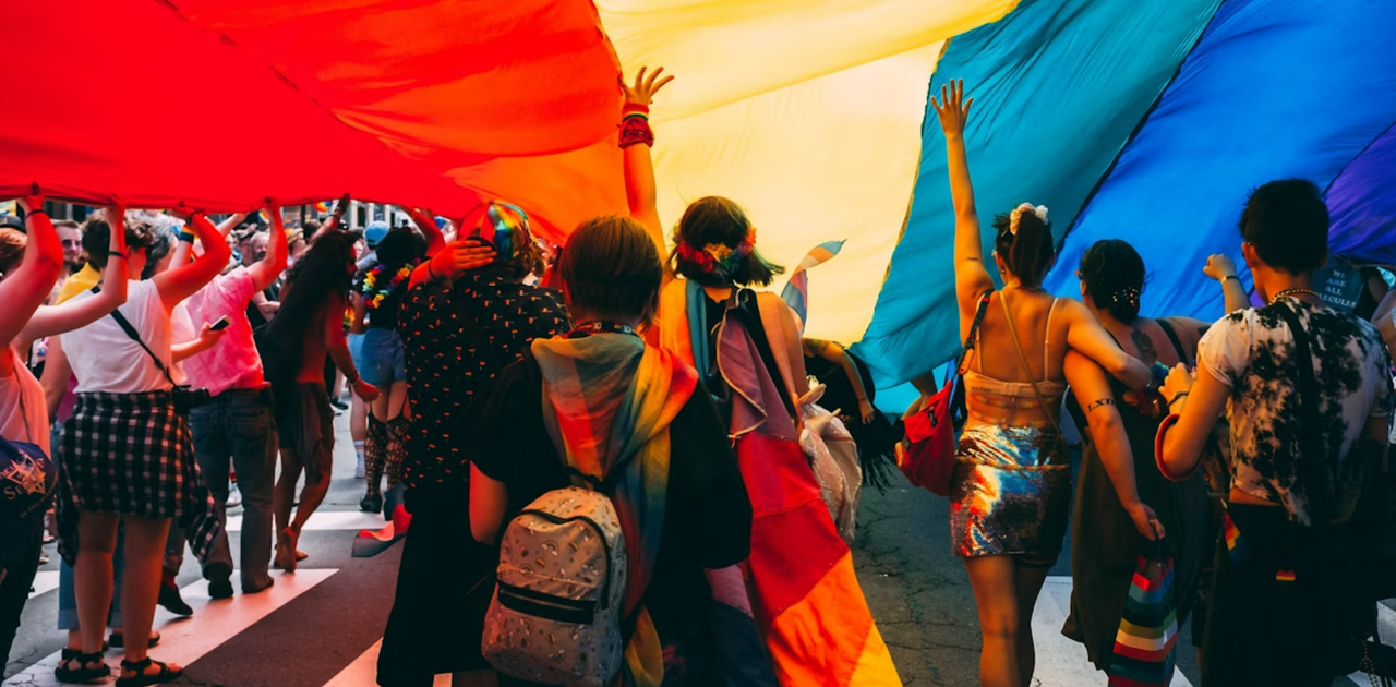 “Trai lớn dựng vợ, gái lớn gả chồng” - Áp lực của người đồng tính Việt Nam