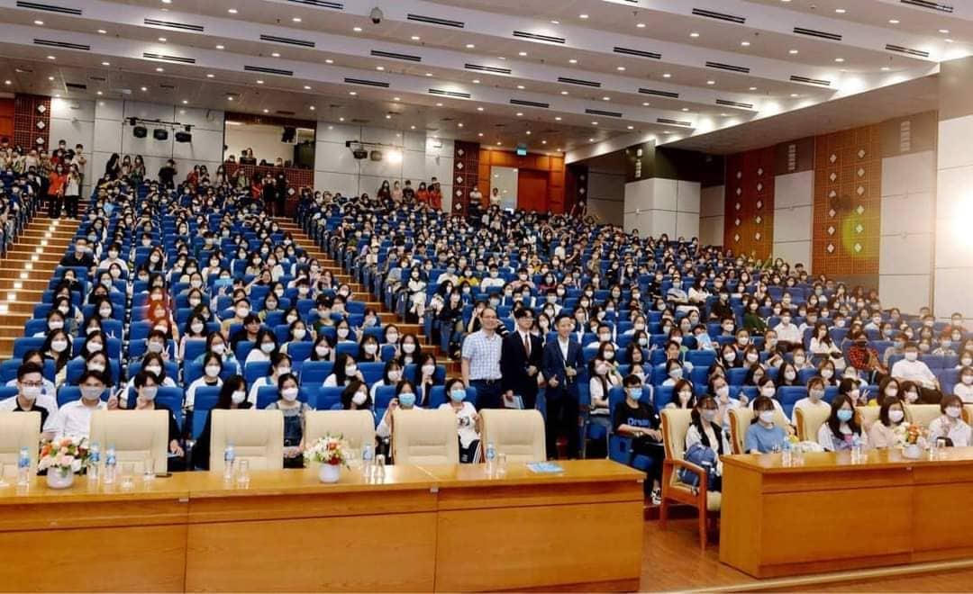 Độc đáo Chương trình trải nghiệm “Một ngày là sinh viên Kinh tế Quốc dân"