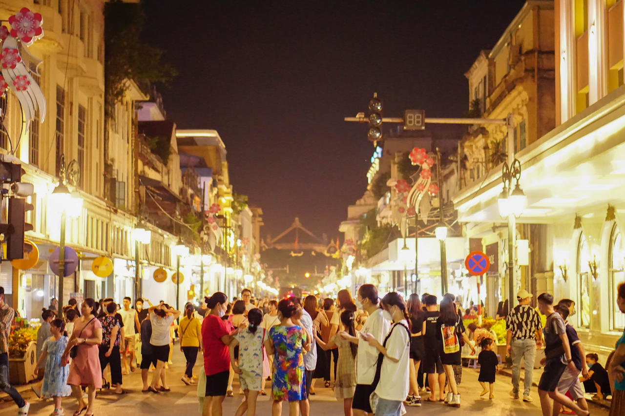 Khung cảnh trái ngược giữa 2 phố đi bộ của Thủ đô