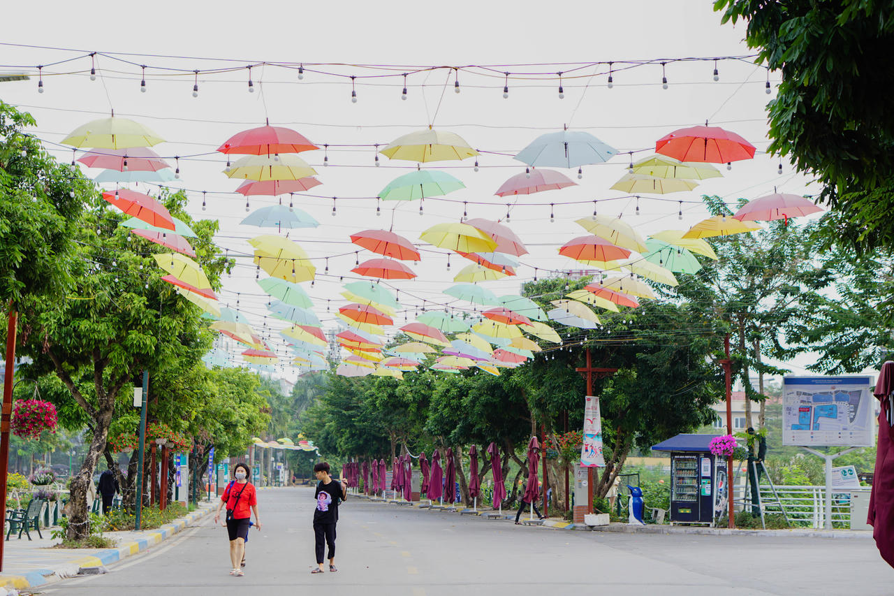 Khung cảnh trái ngược giữa 2 phố đi bộ của Thủ đô