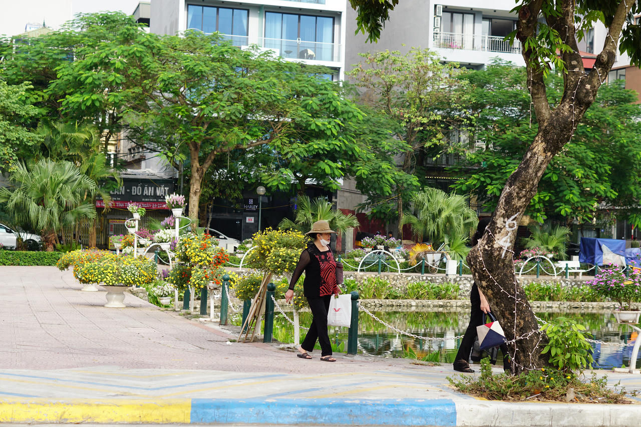 Khung cảnh trái ngược giữa 2 phố đi bộ của Thủ đô