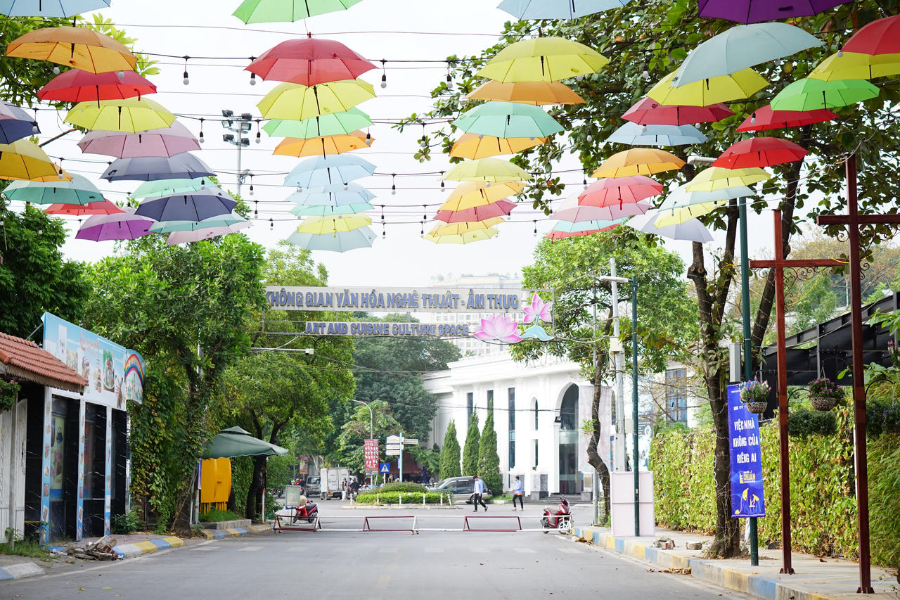 Khung cảnh trái ngược giữa 2 phố đi bộ của Thủ đô