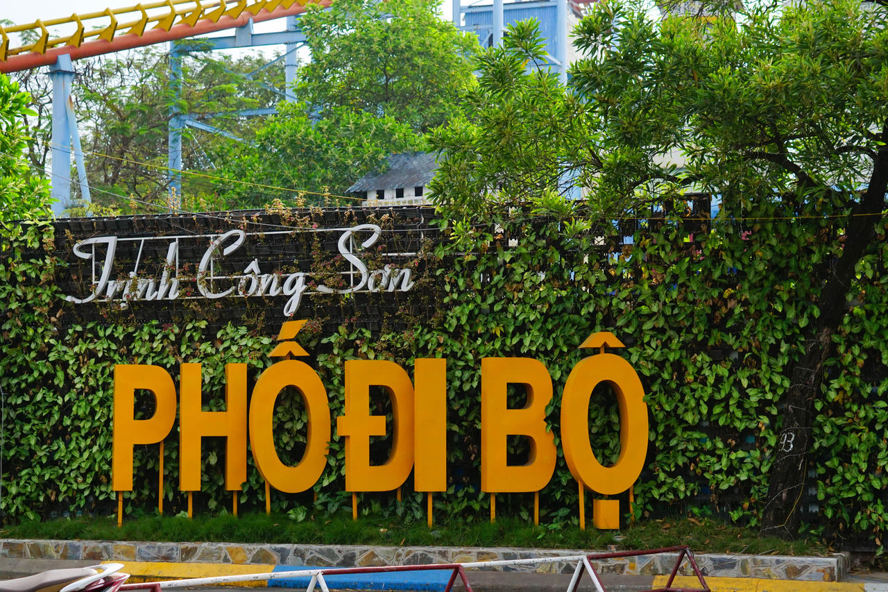 Khung cảnh trái ngược giữa 2 phố đi bộ của Thủ đô