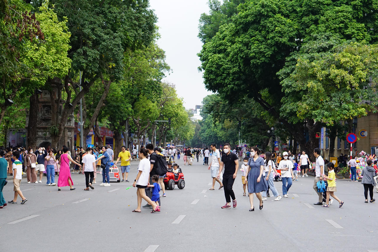 Khung cảnh trái ngược giữa 2 phố đi bộ của Thủ đô