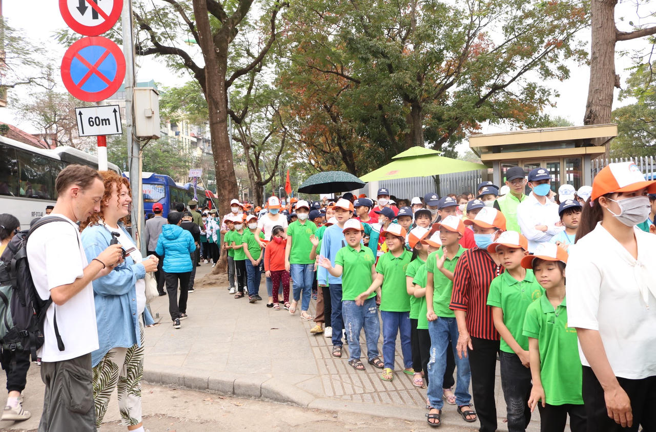 Học sinh náo nức về thăm Lăng Bác ngày cuối tuần
