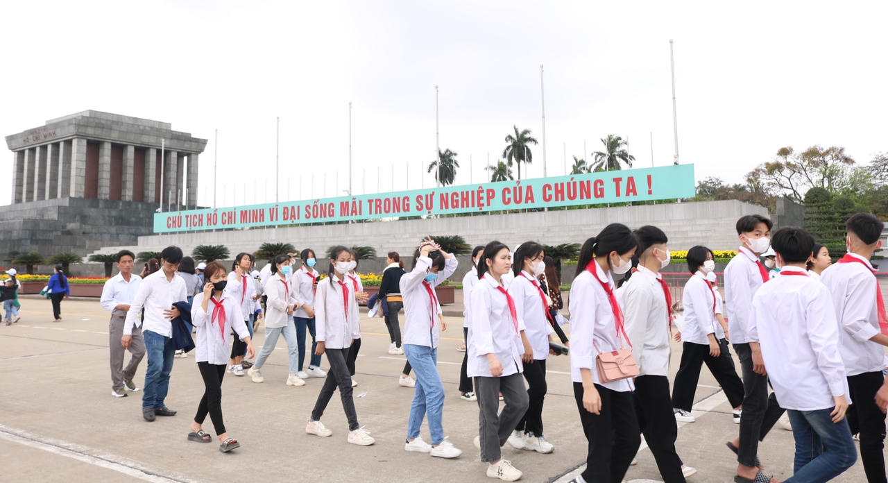 Học sinh náo nức về thăm Lăng Bác ngày cuối tuần