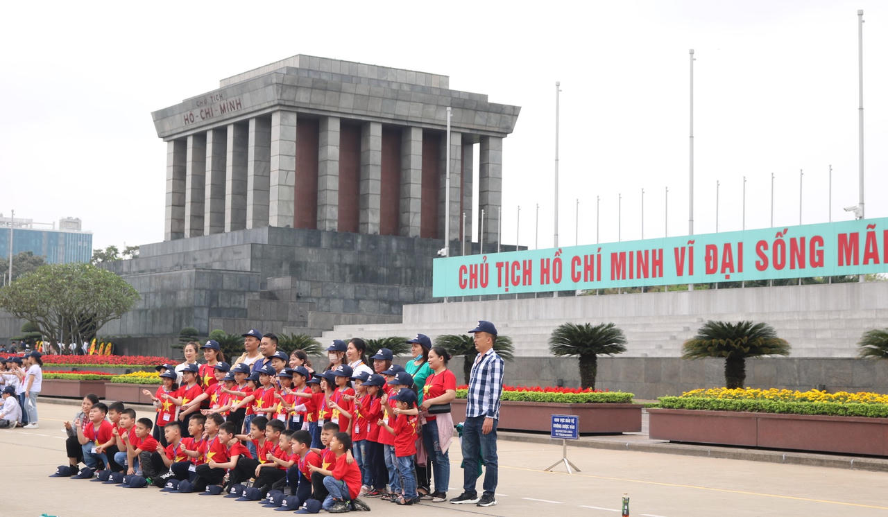 Học sinh náo nức về thăm Lăng Bác ngày cuối tuần