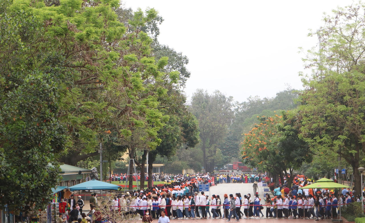Học sinh náo nức về thăm Lăng Bác ngày cuối tuần