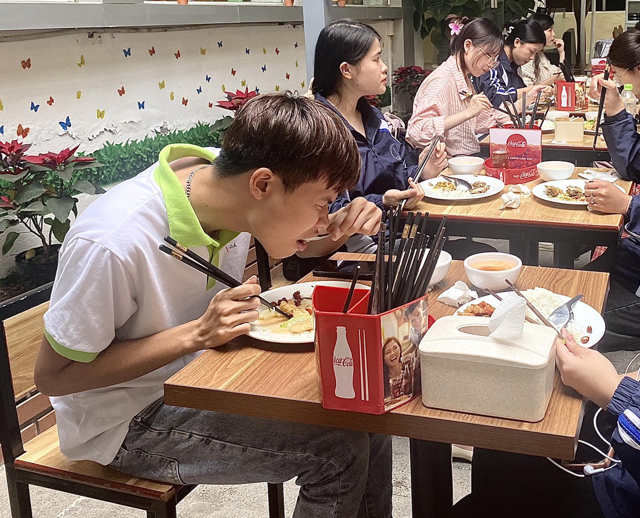 Bữa ăn từ 19.000 đồng nơi giảng đường đại học