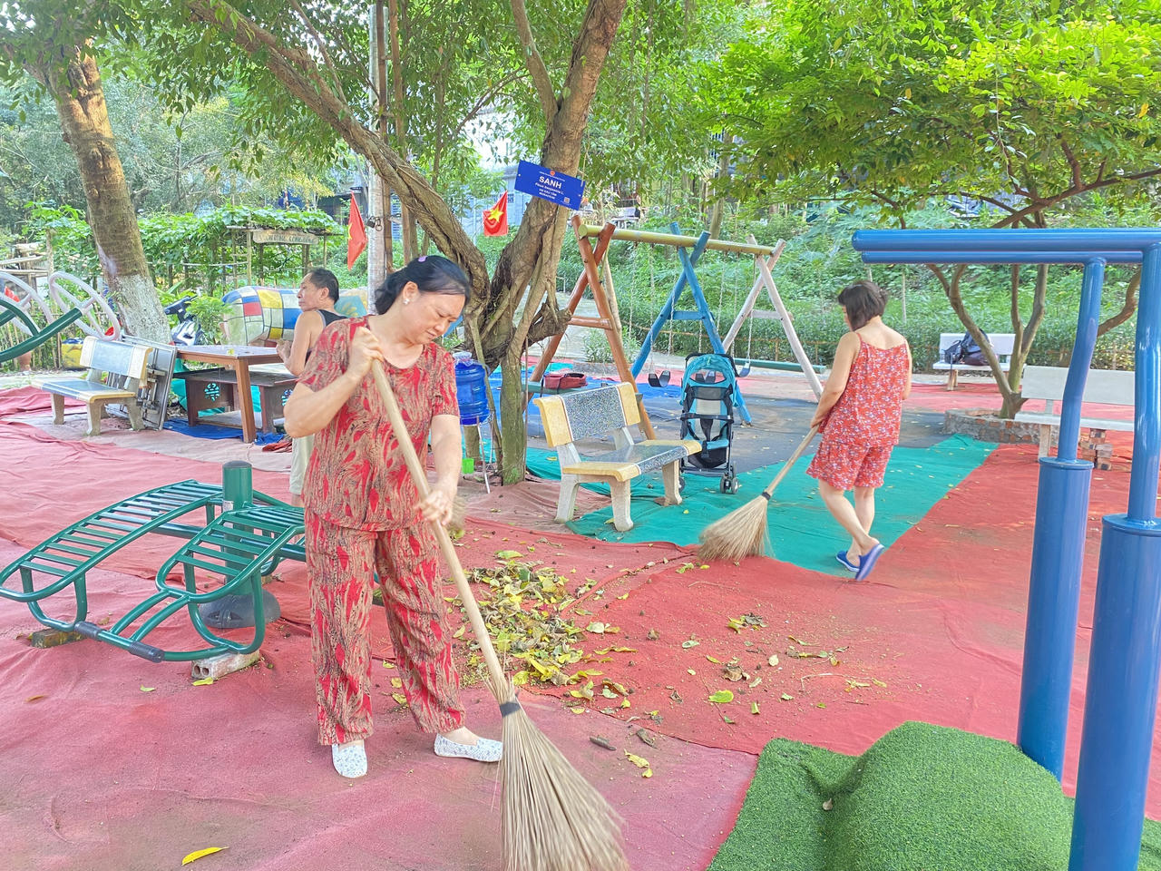 'Biến' bãi rác hôi thối thành công viên rừng giữa lòng Hà Nội